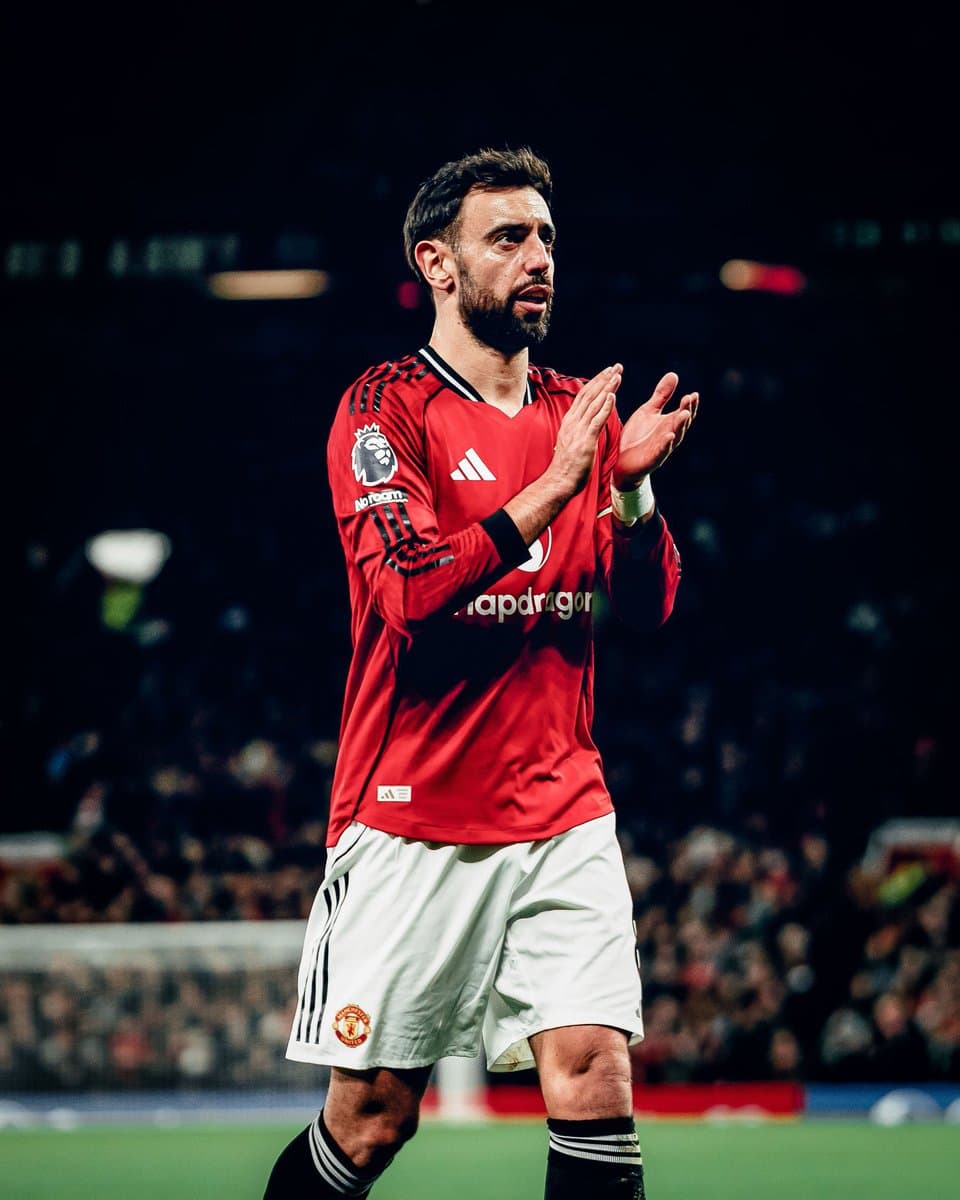 Manchester United Star Snatches Premier League Player Of The Season Prize